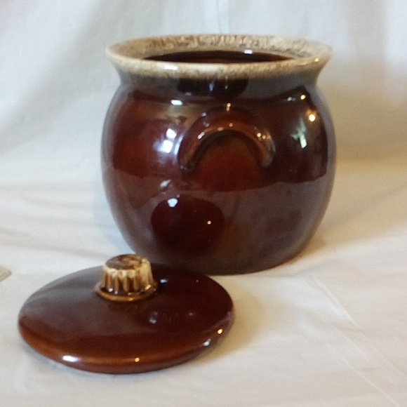 Hull pottery 6" & 4 quart bean pot,  cookie jar etc with lid very good condition - Picture 6 of 6